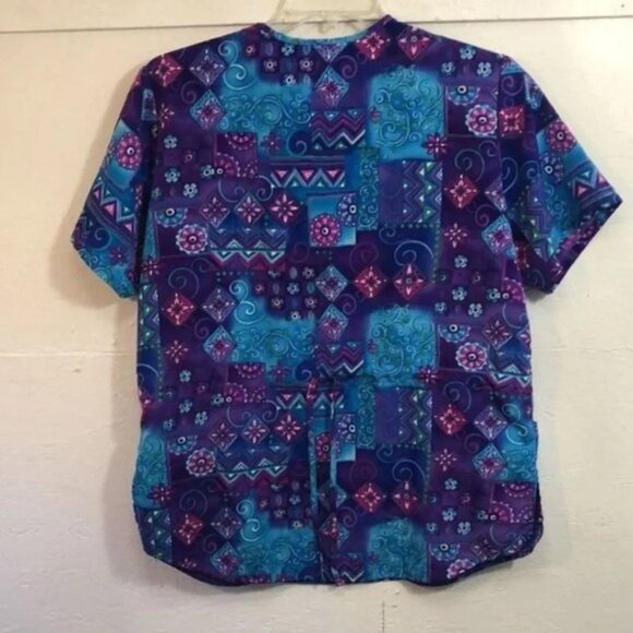 Vintage Printed Scrub Top V-Neck Short Sleeves Purple & Teal Pattern With Pocket - Picture 2 of 10